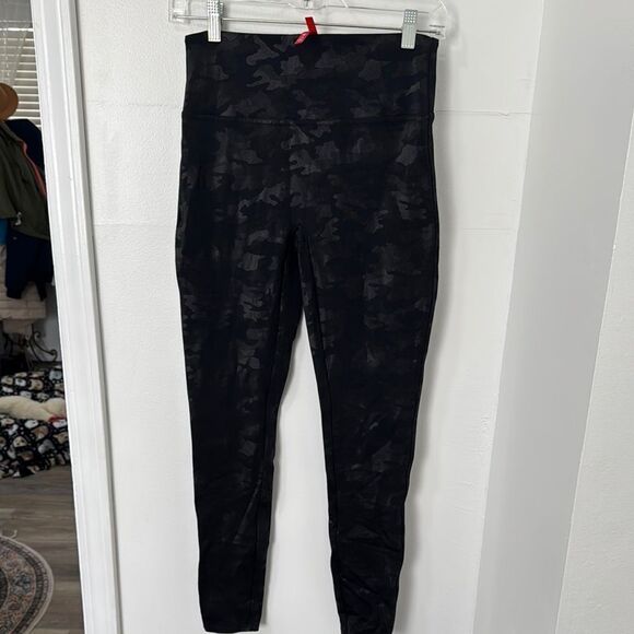 SPANX Faux Leather Black Camouflage Leggings Size XL - Picture 4 of 10